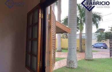 Imagem: A casa possui 4 Dormitórios, 5 Banheiros, 5 Vagas na garagem