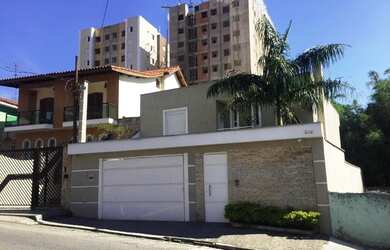 Imagem: A casa possui 3 Dormitórios, 5 Banheiros, 4 Vagas na garagem