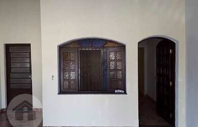 Imagem: A casa possui 2 Dormitórios, 1 Banheiro, 2 Vagas na garagem