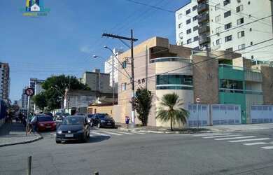 Imagem: A casa possui 3 Dormitórios, 4 Banheiros, 2 Vagas na garagem