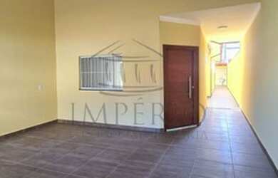 Imagem: A casa possui 2 Dormitórios, 2 Banheiros, 2 Vagas na garagem