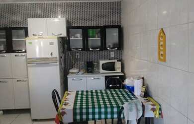 Imagem: A casa possui 3 Dormitórios, 1 Banheiro, 2 Vagas na garagem