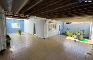 Imagem: A casa possui 3 Dormitórios, 2 Banheiros, 2 Vagas na garagem