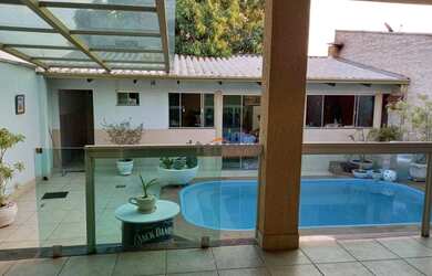 Imagem: A casa possui 3 Dormitórios, 2 Banheiros, 300m² de Área e