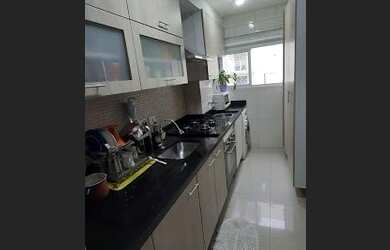 Imagem: O apartamento possui 2 Dormitórios, 1 Banheiro, 1 Vaga na garagem