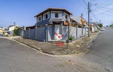 Imagem: A casa possui 3 Dormitórios, 2 Banheiros, 3 Vagas na garagem