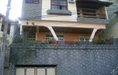 Imagem: A casa possui 4 Dormitórios, 4 Banheiros, 3 Vagas na garagem