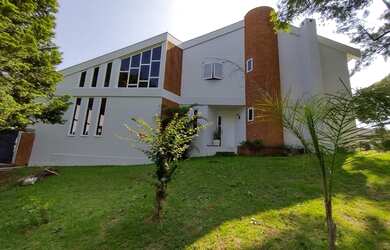 Imagem: A casa possui 4 Dormitórios, 5 Banheiros, 4 Vagas na garagem