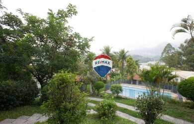 Imagem: A casa em condomínio possui 4 Dormitórios, 3 Banheiros, 4