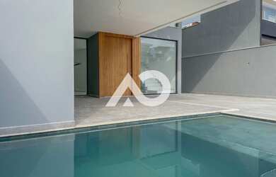 Imagem: A casa em condomínio possui 4 Dormitórios, 5 Banheiros, 4