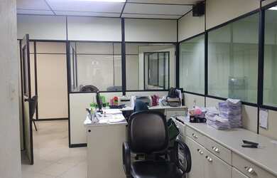 Imagem: O depósito possui 4 Vagas na garagem e 412m² de Área e está