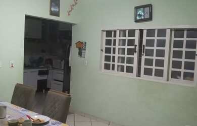 Imagem: A casa possui 2 Dormitórios, 2 Banheiros, 3 Vagas na garagem