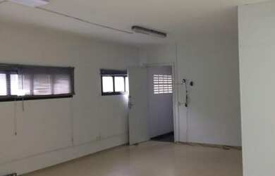 Imagem: O depósito possui 2 Vagas na garagem, 420m² de Área e está