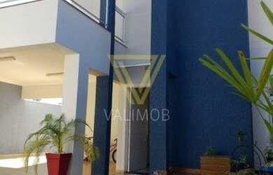 Imagem: A casa possui 3 Dormitórios, 3 Banheiros, 4 Vagas na garagem