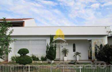 Imagem: A casa possui 4 Dormitórios, 4 Banheiros, 2 Vagas na garagem