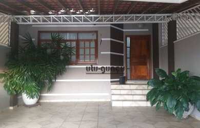 Imagem: A casa possui 3 Dormitórios, 3 Banheiros, 2 Vagas na garagem