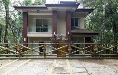 Imagem: A casa possui 5 Dormitórios, 4 Banheiros e 290m² de Área