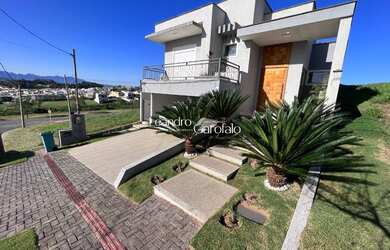 Imagem: A casa em condomínio possui 3 Dormitórios, 1 Banheiro, 2 Vagas