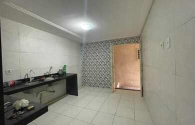 Imagem: A casa possui 2 Dormitórios, 1 Banheiro, 2 Vagas na garagem