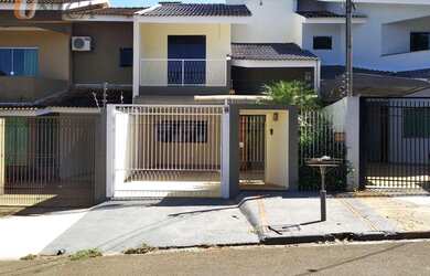 Imagem: A casa possui 3 Dormitórios, 3 Banheiros, 2 Vagas na garagem