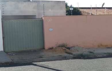 Imagem: A casa possui 2 Dormitórios, 2 Banheiros, 2 Vagas na garagem