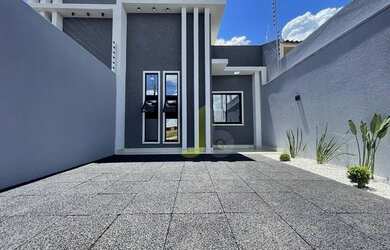 Imagem: A casa e possui 3 Dormitórios, 1 Banheiro, 2 Vagas na garagem