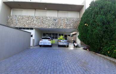 Imagem: A casa possui 4 Dormitórios, 4 Banheiros, 5 Vagas na garagem