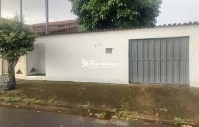Imagem: A casa possui 2 Dormitórios, 1 Banheiro, 1 Vaga na garagem