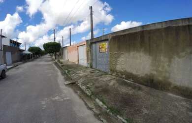 Imagem: A casa possui 3 Dormitórios, 1 Banheiro, 1 Vaga na garagem