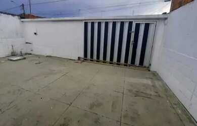 Imagem: A casa possui 2 Dormitórios, 1 Banheiro, 1 Vaga na garagem