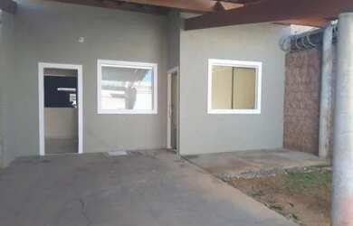 Imagem: A casa possui 2 Dormitórios, 1 Banheiro, 2 Vagas na garagem