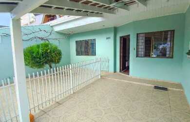 Imagem: A casa possui 4 Dormitórios, 3 Banheiros, 2 Vagas na garagem