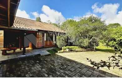 Imagem: A casa possui 3 Dormitórios, 2 Banheiros, 2 Vagas na garagem