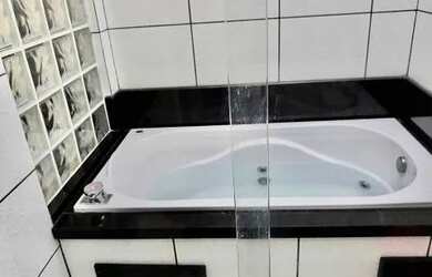 Imagem: A casa possui 3 Dormitórios, 2 Banheiros, 2 Vagas na garagem