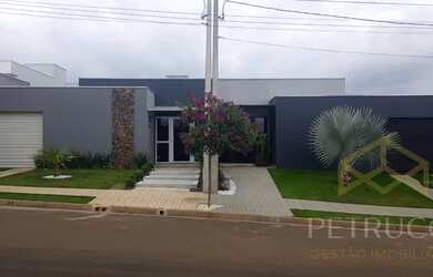 Imagem: A casa em condomínio possui 3 Dormitórios, 2 Banheiros, 4