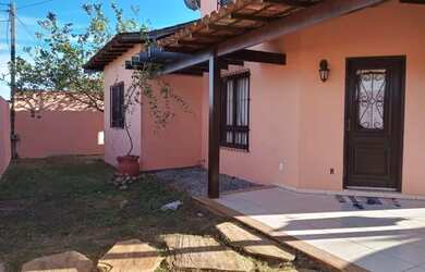 Imagem: A casa possui 3 Dormitórios, 2 Banheiros, 3 Vagas na garagem