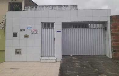 Imagem: A casa possui 3 Dormitórios, 3 Banheiros, 2 Vagas na garagem