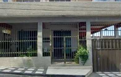 Imagem: A casa possui 5 Dormitórios, 3 Banheiros, 4 Vagas na garagem