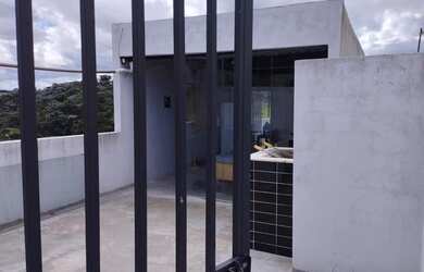 Imagem: A casa possui 2 Dormitórios, 3 Banheiros, 2 Vagas na garagem