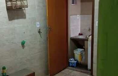 Imagem: A casa possui 4 Dormitórios, 2 Banheiros, 1 Vaga na garagem