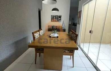 Imagem: A casa possui 3 Dormitórios, 2 Banheiros, 3 Vagas na garagem