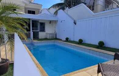 Imagem: A casa em condomínio possui 4 Dormitórios, 5 Banheiros, 2