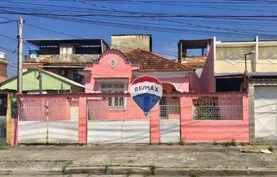 Imagem: A casa possui 3 Dormitórios, 1 Banheiro, 2 Vagas na garagem