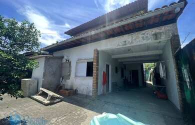 Imagem: A casa possui 4 Dormitórios, 4 Banheiros, 2 Vagas na garagem