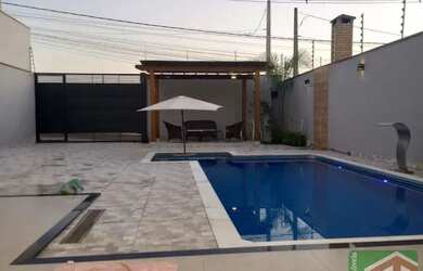 Imagem: A casa possui 2 Dormitórios, 2 Banheiros, 5 Vagas na garagem