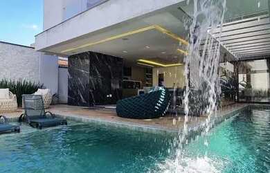 Imagem: A casa em condomínio e possui Dormitórios, Suítes, Banheiros