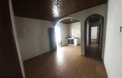 Imagem: A casa possui 3 Dormitórios, 1 Banheiro, 1 Vaga na garagem