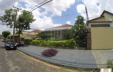 Imagem: A casa possui 3 Dormitórios, 1 Banheiro, 5 Vagas na garagem