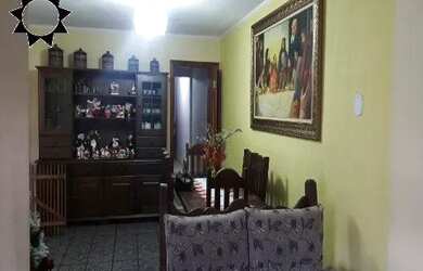 Imagem: A casa possui 3 Dormitórios, 1 Banheiro, 2 Vagas na garagem