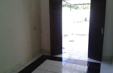 Imagem: A casa possui 2 Dormitórios, 1 Banheiro, 1 Vaga na garagem